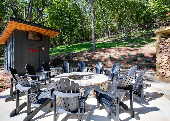 Pet-Friendly Cabin Ideal For Families With Jacuzzi And Lake Views In Alabama