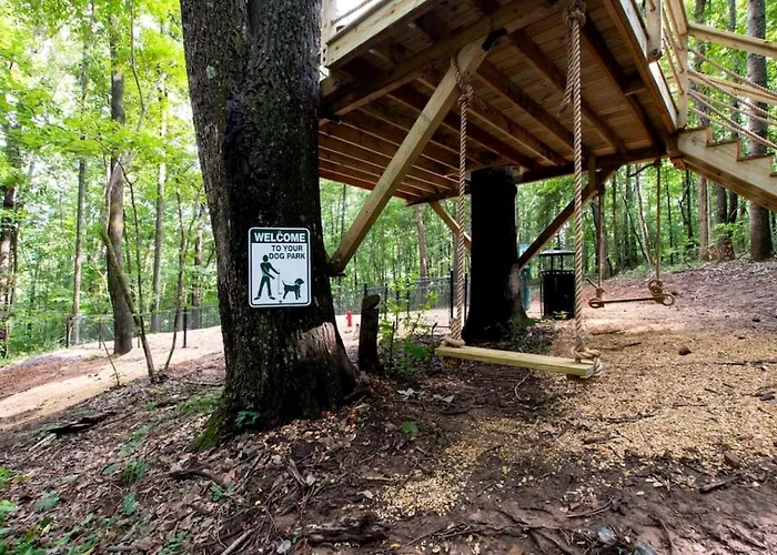 Breathtaking Treehouse With Barbecue And Hot-Tub In Scottsboro, Alabama
