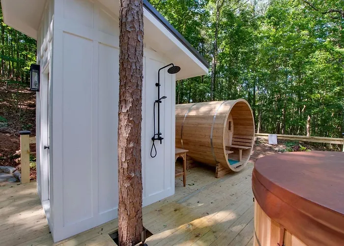 Off-Grid Tree House Suitable For Four In Alabama