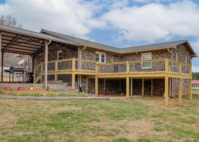 Spacious Fishing Getaway By Lake Guntersville!