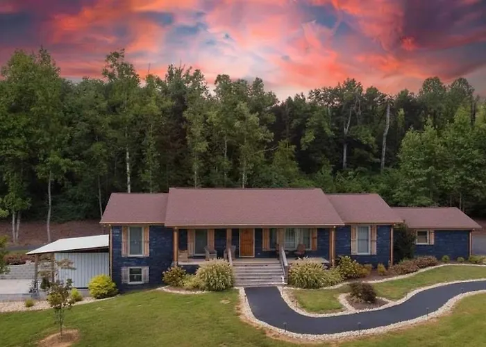 Private Hot Tub, Family Retreat! Southern Comfort