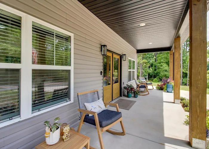 'The Romano Retreat' Modern Lake Guntersville Home
